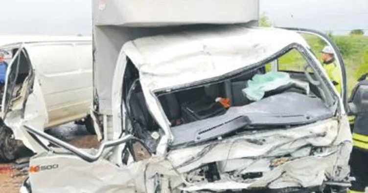 Minibüs sulama kanalına uçtu 3 ölü