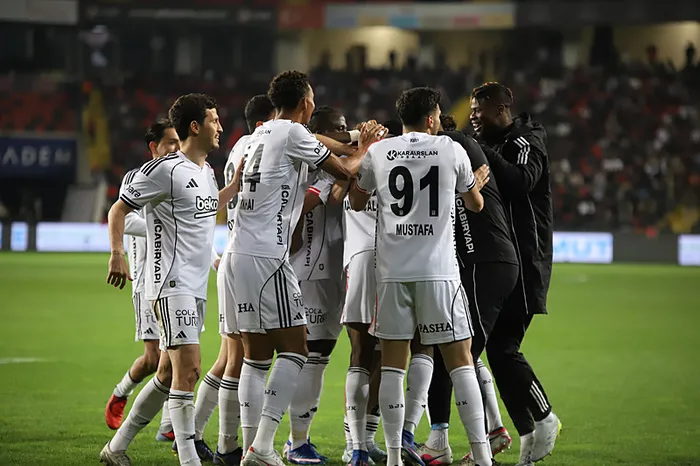 canli-super-ligde-gaziantep-fk-besiktas-maci-1777658447787.jpeg