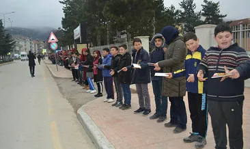 500 öğrenci kitap için köprü oldu