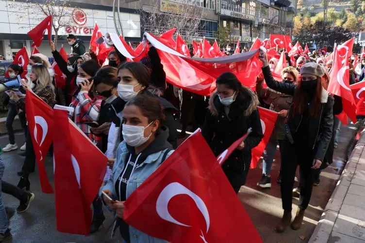 SON DAKİKA HABERİ: Hakkari'de bayraklı protesto! Kadınlardan Diyarbakır annelerine destek...