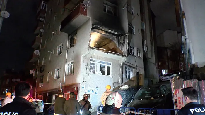 istanbul-kagithanede-6-katli-binadaki-patlamanin-izleri-gun-aydinlaninca-ortaya-cikti-1763014218562.jpg