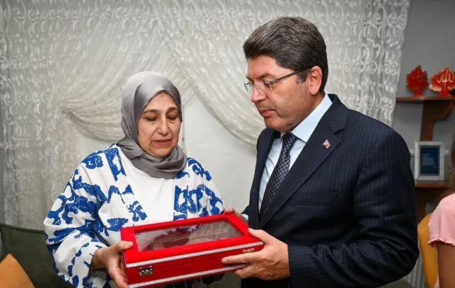 adalet-bakani-tunctan-sehit-ailesine-ziyaret-1757789867478.jpg