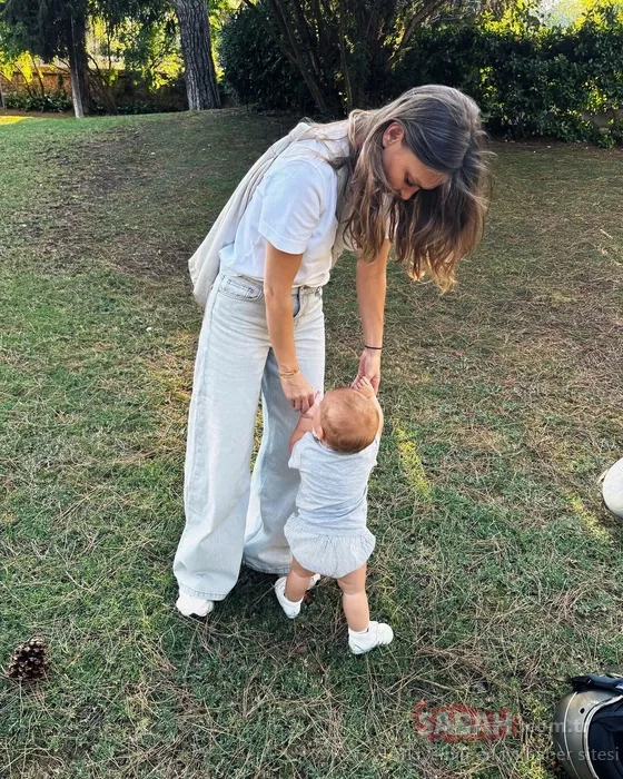 Aslı Enver kızı Elay’ın ilk kez yürüdüğü anları paylaştı! İşte Aslı Enver’in kızının sevimli o anları!