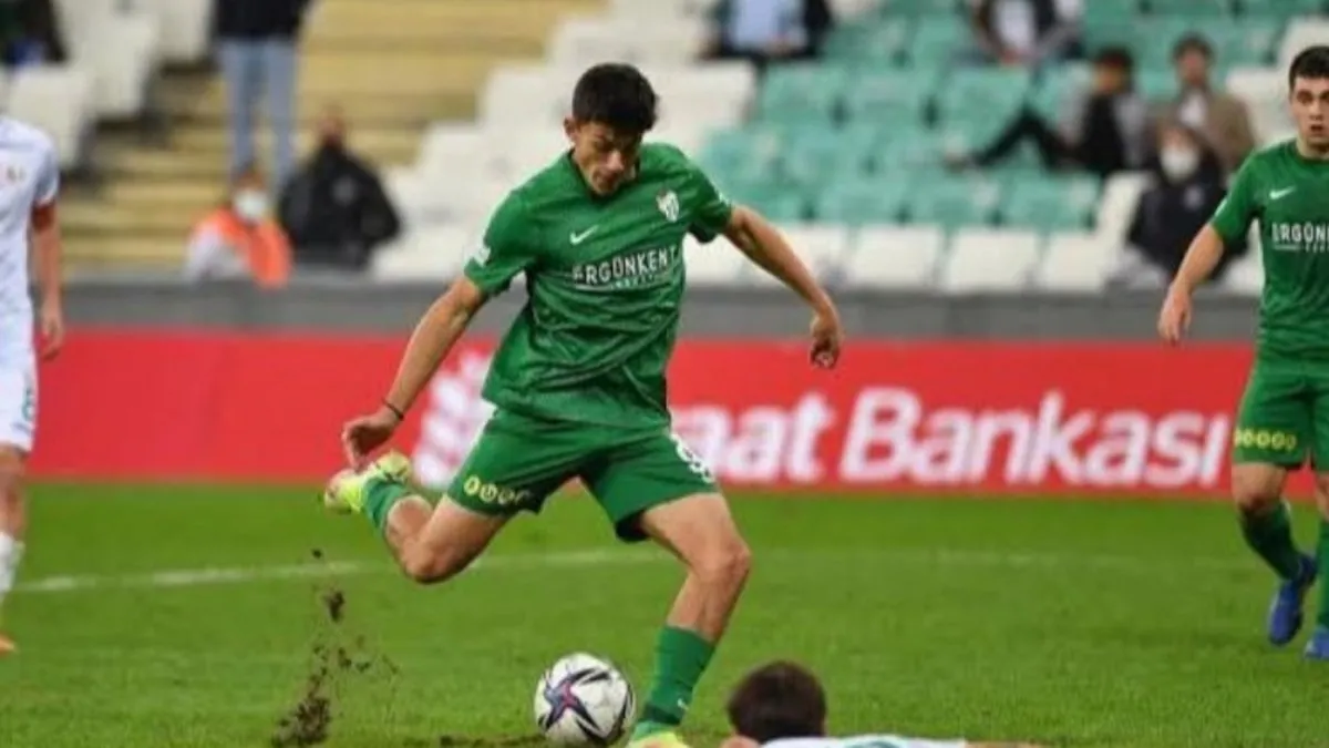 Bursaspor’un 19 yaşındaki futbolcusu Hasan Sabri Karaca futbolu bırakmak zorunda kaldı