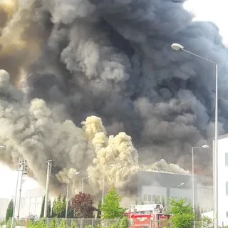 Hendek 2. OSB'de çıkan yangında dev fabrika kül oldu