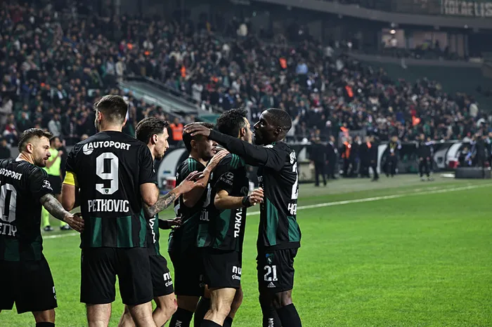 kocaelispor-antalyasporu-2-golle-maglup-etti-1766170834815.jpeg