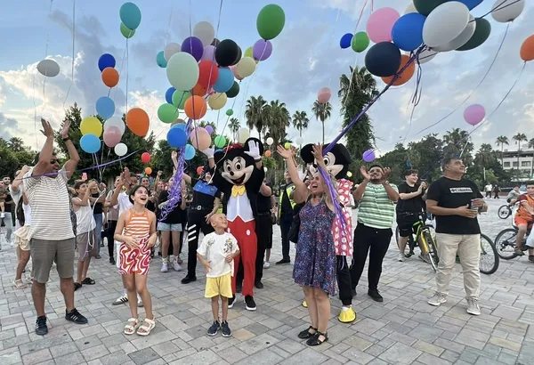 ege-kanseri-yendi-300-balon-gokyuzune-birakildi-1786957684255.jpeg