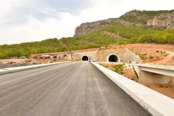 anamur-aydincik-arasinda-son-tuneller-27-nisanda-acilacak-1680676160355.jpg
