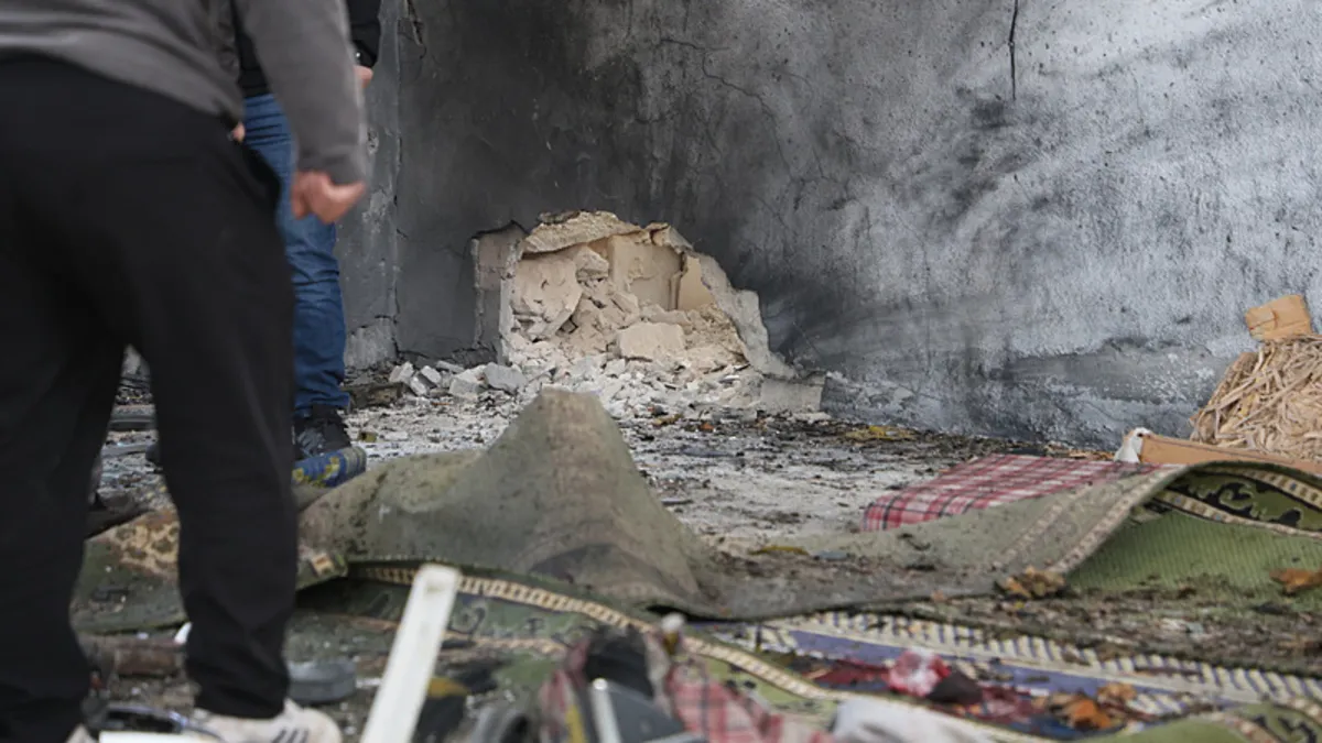 Suriye’de camiye yönelik saldırıya Türkiye’den peş peşe tepkiler! “İnsanlık dışı eylemi kınıyoruz” Suriye’de camiye yönelik saldırıya Türkiye’den peş peşe tepkiler! “İnsanlık dışı eylemi kınıyoruz”