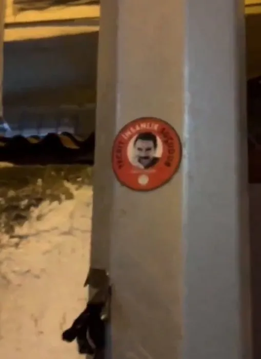 İşte CHP’nin ittifak ortağı! İstanbul’da teröristbaşı Öcalan’ın fotoğraflarını yapıştırdılar