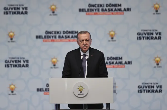 son-dakika-gecmis-donem-belediye-baskanlari-ile-toplanti-baskan-erdogandan-onemli-aciklamalar-1657127962708.jpg