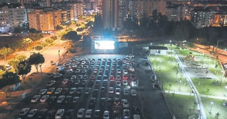 Arabada sinema keyfi sürüyor