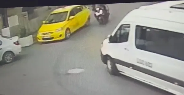 taksinin-yolcu-kapisina-carpan-genc-motosikletli-minibusun-altinda-kaldi-1704531863613.jpg