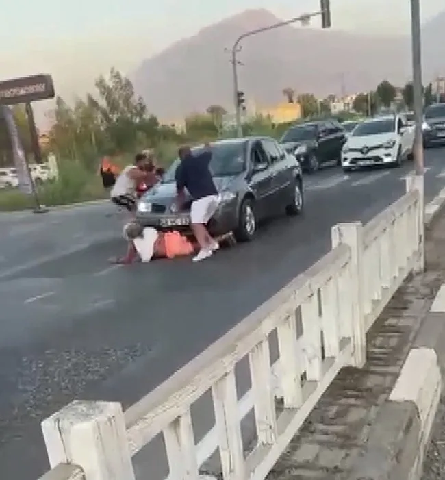 Görüntüler Muğla’da kaydedildi: İngiliz kadın kabusu yaşadı! Önce çarptı sonra ezmeye çalıştı!