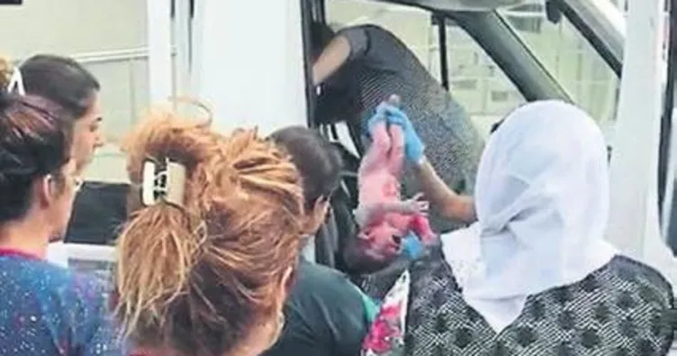 Hastane önünde araçta doğum yaptı