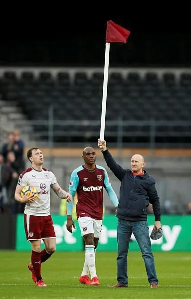 West Ham United-Burnley maçında saha karıştı!