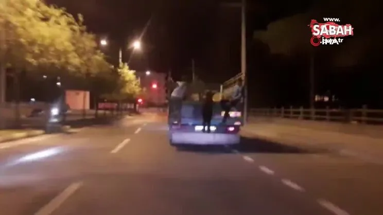 Kamyonun arkasında ölümüne yolculuk kamerada | Video