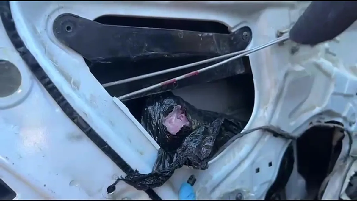 Aracında binlerce uyuşturucu hap ele geçirildi! Savunması pes dedirtti Aracında binlerce uyuşturucu hap ele geçirildi! Savunması pes dedirtti