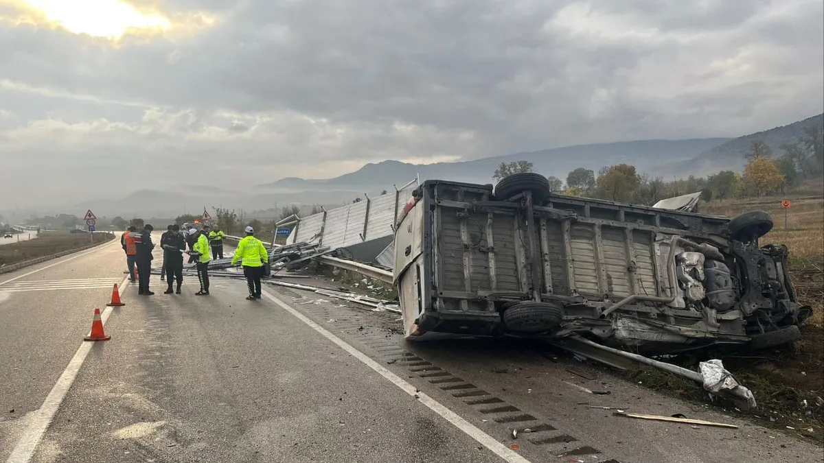 Tokat’ta korkutan kaza: Minibüs kamyonete arkadan çarptı! 1 yaralı Tokat’ta korkutan kaza: Minibüs kamyonete arkadan çarptı! 1 yaralı