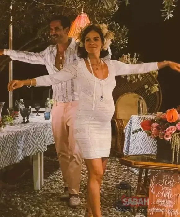 Aşkları hep taze! Özge Özpirinçci ve Burak Yamantürk çiftinden 3. evlilik yıl dönümü kutlaması!