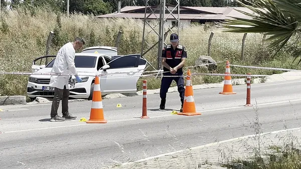 osmaniyede-cezaevi-onunde-dehset-sacti-kursun-yagmuruna-tutup-otomobille-kaza-yapti-arac-gasp-edip-kacti-1781182733912.jpeg