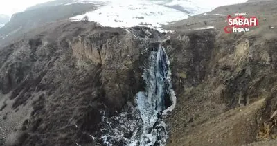 75 metre yükseklikten su düşüşüne sahip Susuz Şelalesi buz tuttu | Video