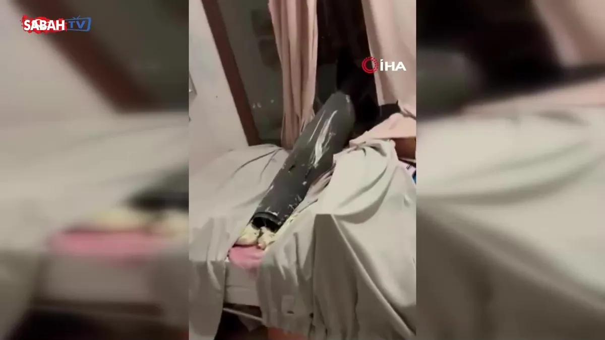 Kuveyt ordusunun engellediği füzenin enkazı evin üzerine düştü: 1 ölü, 4 yaralı! | Video videosunu izle Kuveyt ordusunun engellediği füzenin enkazı evin üzerine düştü: 1 ölü, 4 yaralı! | Video videosunu izle