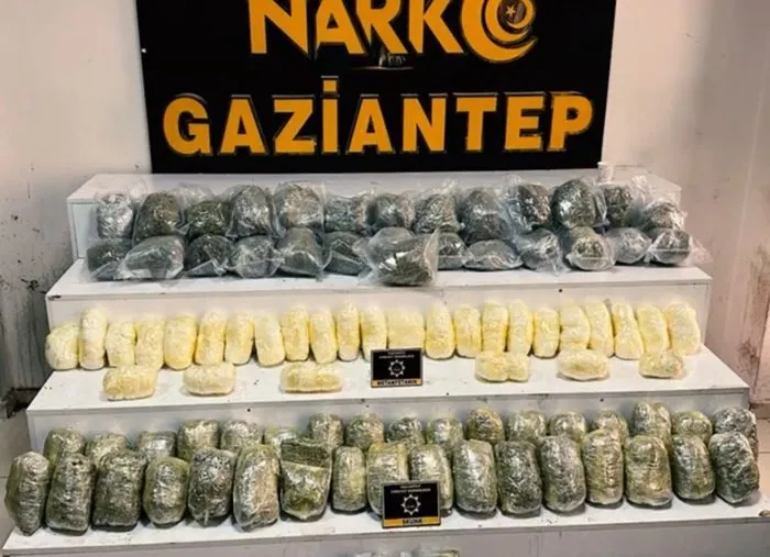 gaziantepte-dev-uyusturucu-operasyonu-31-supheliden-16si-tutuklandi-13u-adliyeye-sevk-edildi-1762517731159.jpg