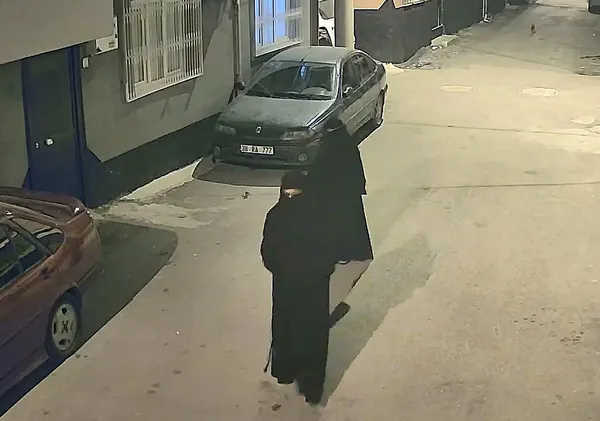 adanada-akilalmaz-hirsizlik-40-dakikada-kucuk-bir-servet-caldilar-kilik-degistirip-1784532292826.jpg