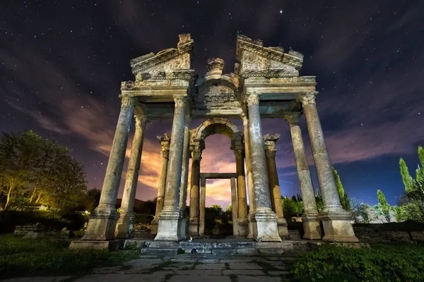 bakan-ersoy-acikladi-gece-muzeciligi-1-milyonu-asti-20-muze-ve-oren-yerinde-yeni-sezon-basladi-1780301054697.jpeg