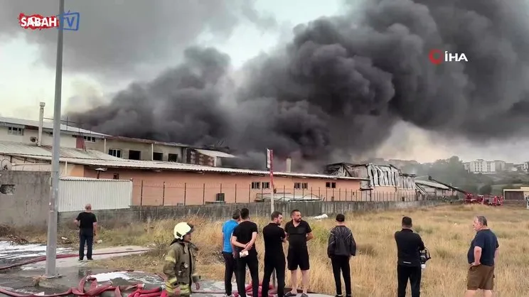 Arnavutköy'de sünger ve plastik fabrikasında yangın sabah saatlerinde söndürüldü | Video