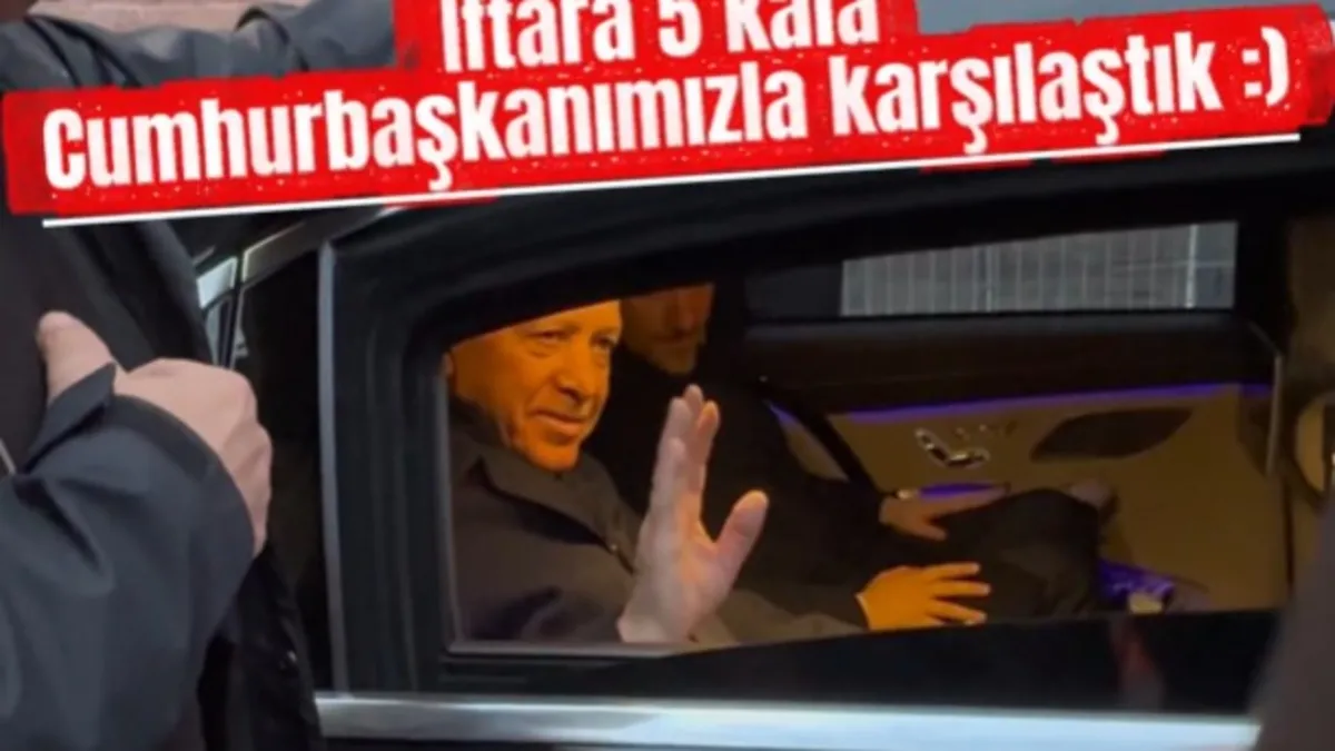 Başkan Erdoğan, trafikte iftariyelik dağıtan AK Gençlik üyeleriyle karşılaştı Başkan Erdoğan, trafikte iftariyelik dağıtan AK Gençlik üyeleriyle karşılaştı