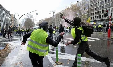 Paris’teki gösteride polisten tüfek çalındı