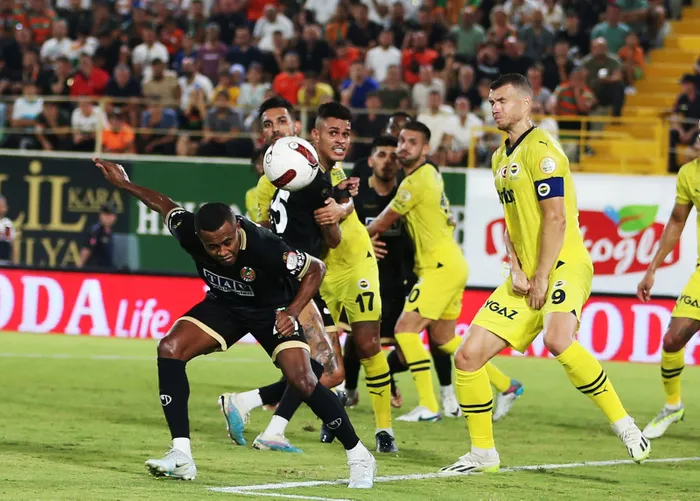 son-dakika-haberleri-yenilgisiz-fenerbahce-alanyaspor-deplasmanina-konuk-oluyor-kanarya-ilk-yari-golu-buldu-1695581650234.jpg