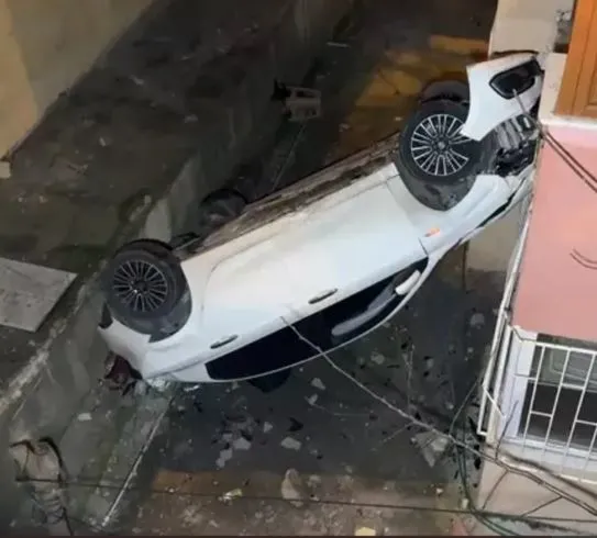 rampadan-hizli-inen-otomobil-once-duvara-sonra-8-metrelik-bina-bosluguna-dustu-1772780097345.jpg