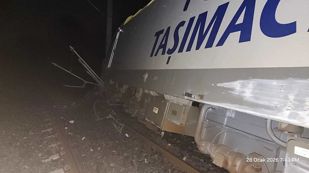 Balıkesir’de yolcu treni raydan çıktı: 1 yaralı Balıkesir’de yolcu treni raydan çıktı: 1 yaralı