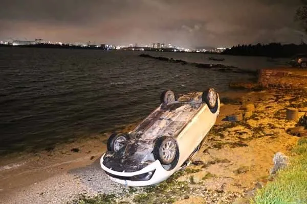 Takla atan otomobil deniz kenarına düştü