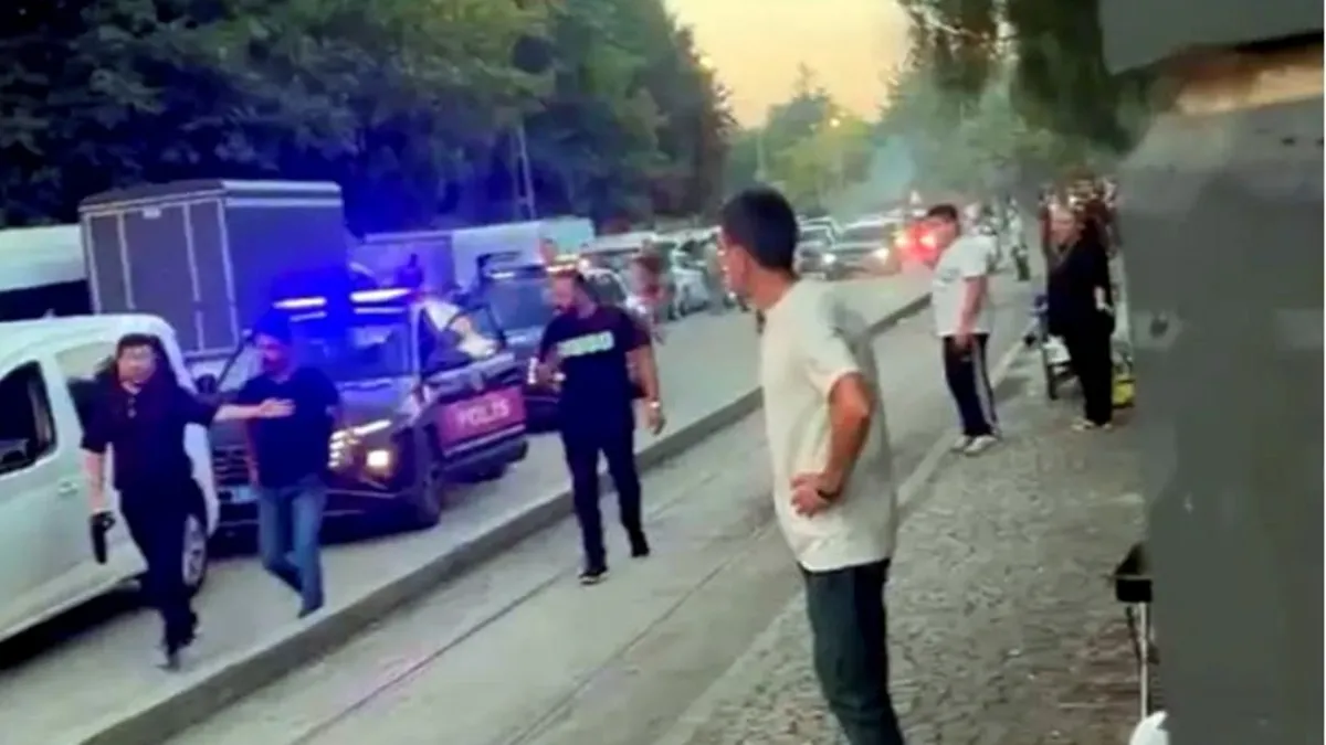 Kağıthane’de trafikte yol verme kavgasında 4 kişiyi bıçakladı! Polis havaya ateş açtı Kağıthane’de trafikte yol verme kavgasında 4 kişiyi bıçakladı! Polis havaya ateş açtı