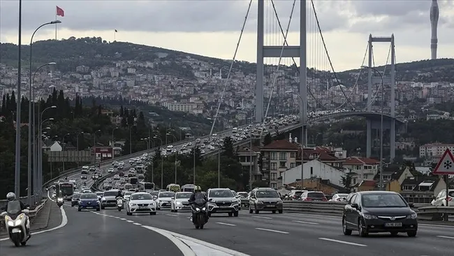 istanbul-valili-duyurdu-bu-yollar-trafige-kapanacak-iste-suruculer-icin-alternatif-guzergahlar-1767108637843.jpg