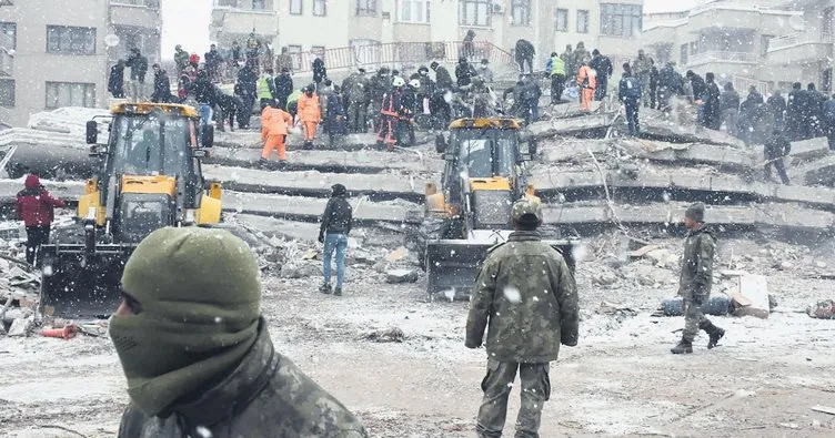 Sanat ve iş dünyasından deprem bölgesine yardım yağıyor: Umut TIR’ları yola çıktı