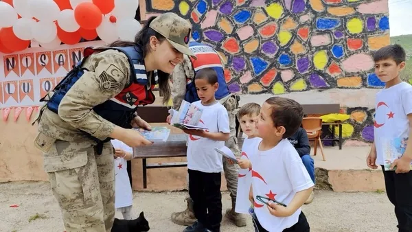 siirtte-jandarmadan-koy-okulu-ogrencilerine-23-nisan-surprizi-1745417971918.jpg