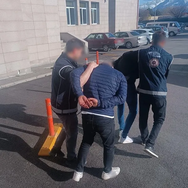 erzincan-polisi-kesinlesmis-hapis-cezasi-bulunan-45-aranan-sahislari-yakaladi-1780407273950.jpg
