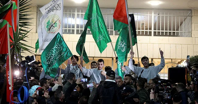 Filistinli esir çocuk İsrail zulmünü anlattı: “Her hafta bizleri dövmeye gelirlerdi” Filistinli esir çocuk İsrail zulmünü anlattı: “Her hafta bizleri dövmeye gelirlerdi”