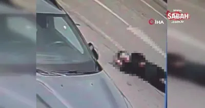 Yolun karşısına geçmeye çalışan kadına motosiklet çarptı: O anlar kamerada | Video