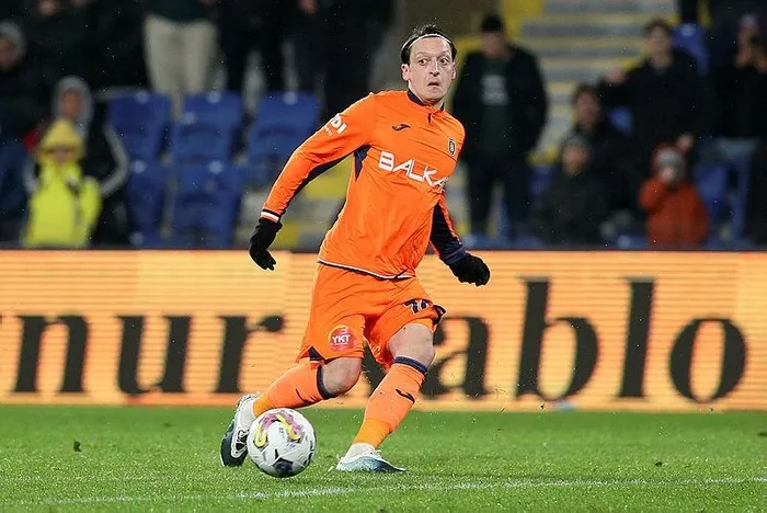 mesut-ozilin-babasi-mustafa-ozilden-flas-itiraf-almanya-icin-ben-ikna-ettim-1699436856840.jpeg