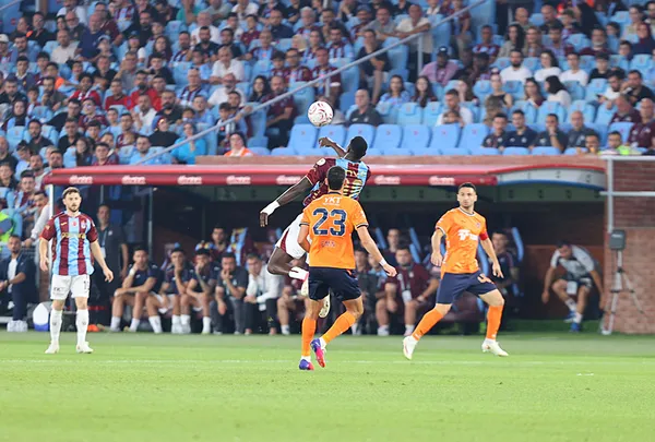 canli-super-ligde-trabzonspor-basaksehir-maci-goller-pes-pese-penalti-karari-1787503940686.jpeg