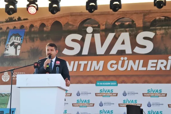 istanbulda-sivas-ruzgari-2-metrelik-kangal-buyuk-ilgi-goruyor-1636723467372.jpg