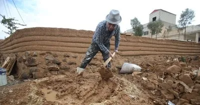 Keçi kılı, çamur, arpa samanı....Akademisyen muhteşem bir ev inşa etti