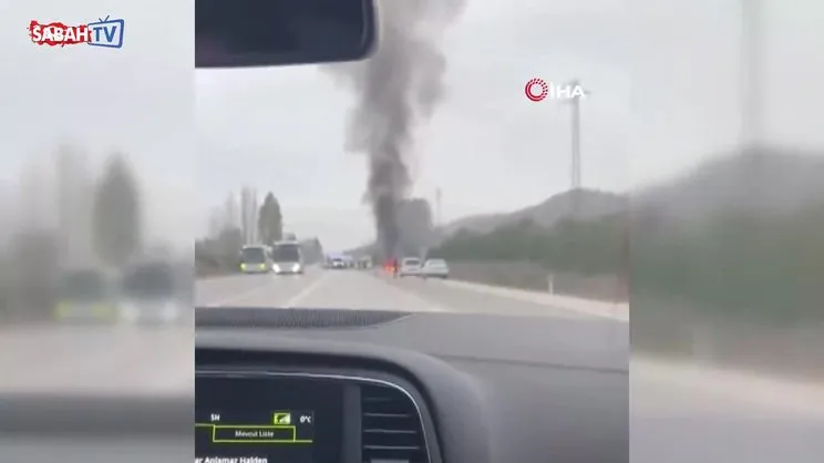 Erzincan’da çarpışan otomobillerden birisi alev alev yandı: 5 ölü