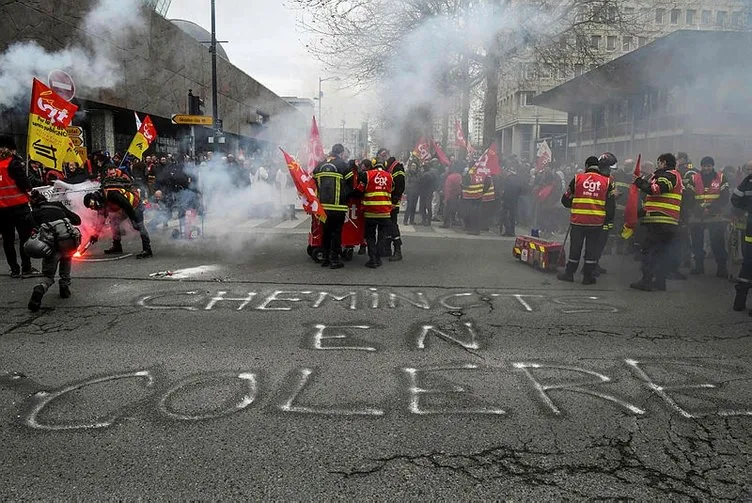 Fransa’da yine göstericiler sokaklara döküldü